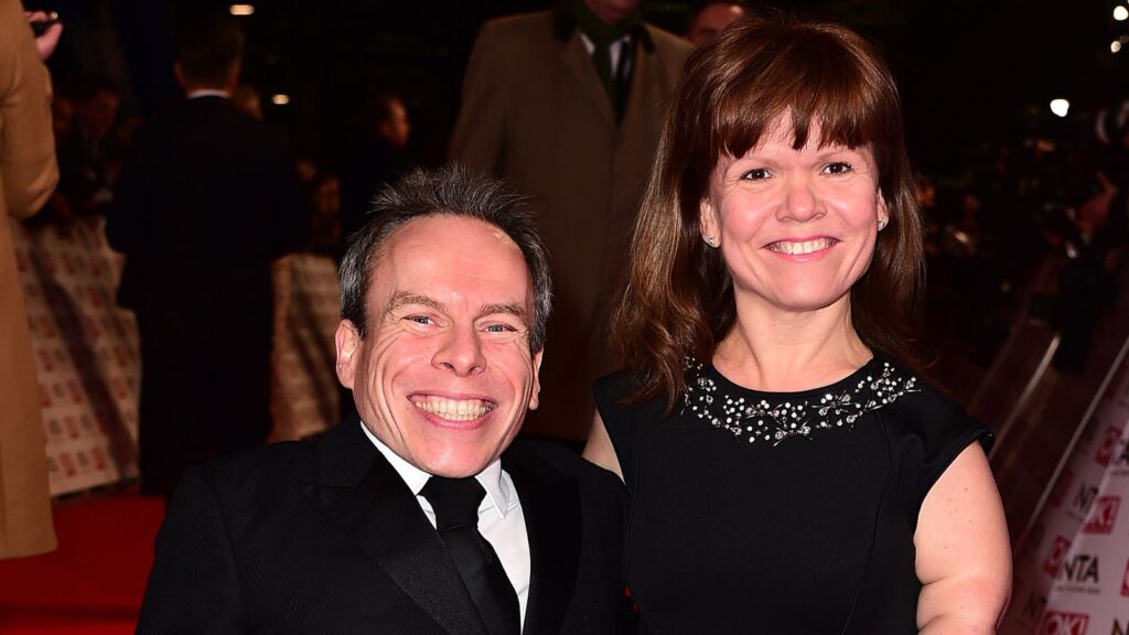 Herec Warwick Davis a jeho zesnulá žena Samantha